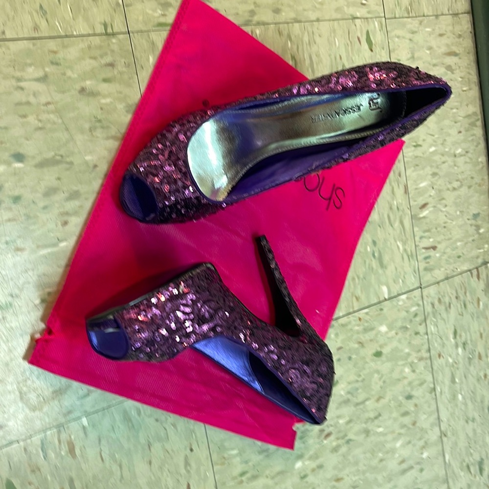 Selling women shoes.